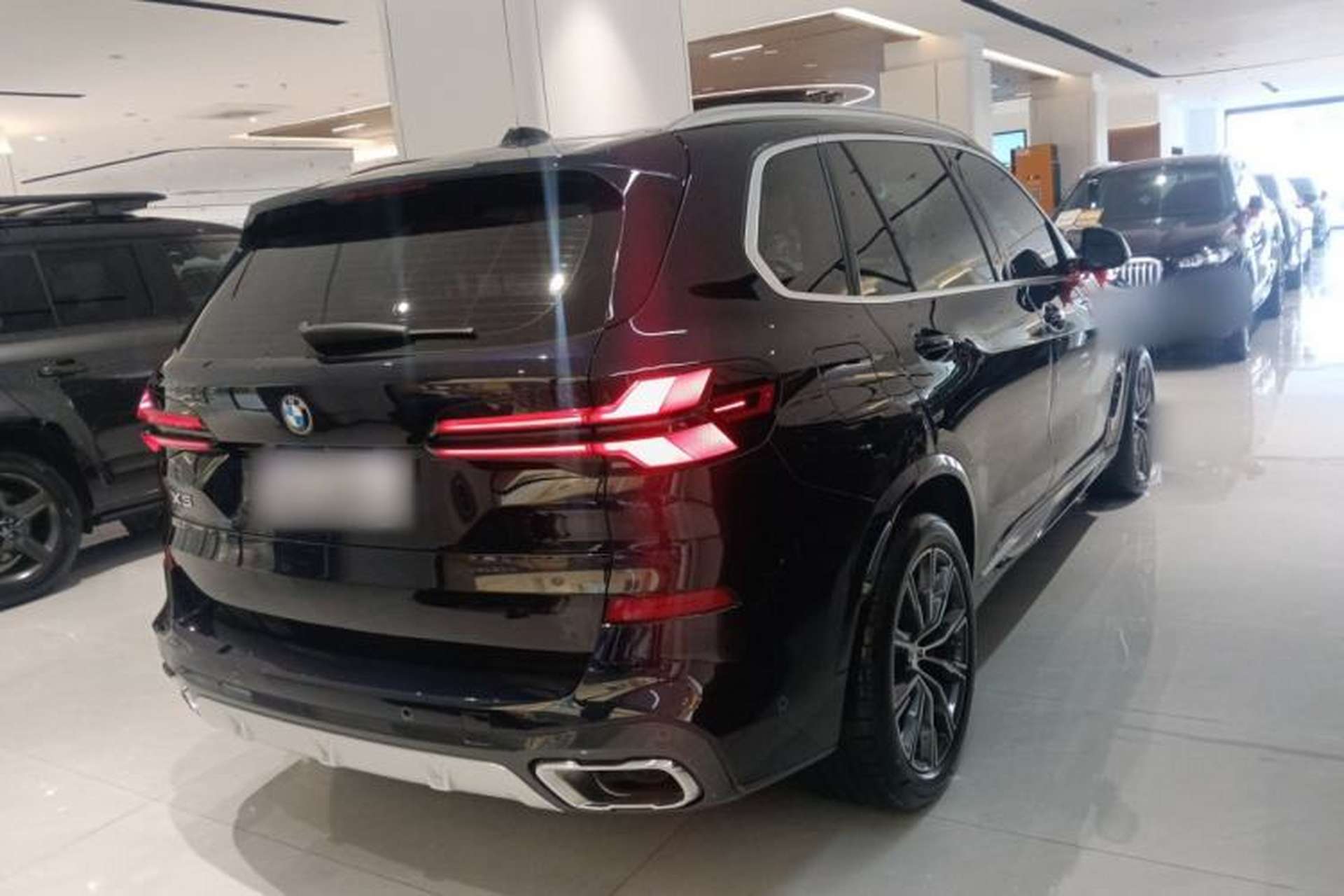 Used BMW X5 2023 xDrive 30Li M Sport Package Rear Right 45 Deg