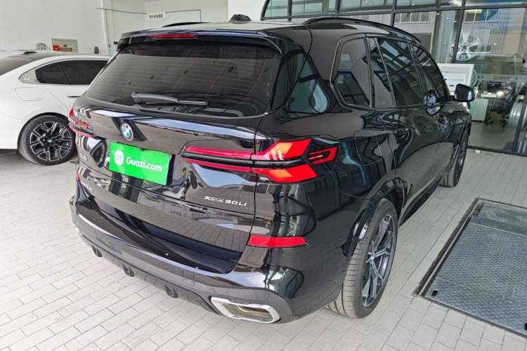 Used BMW X5 2023 xDrive 30Li Luxury M Sport Night Edition Package Rear Right 45 Deg