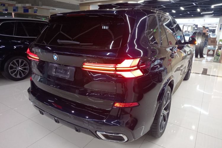 Used BMW X5 2023 xDrive 30Li Luxury M Sport Night Edition Package Rear Right 45 Deg
