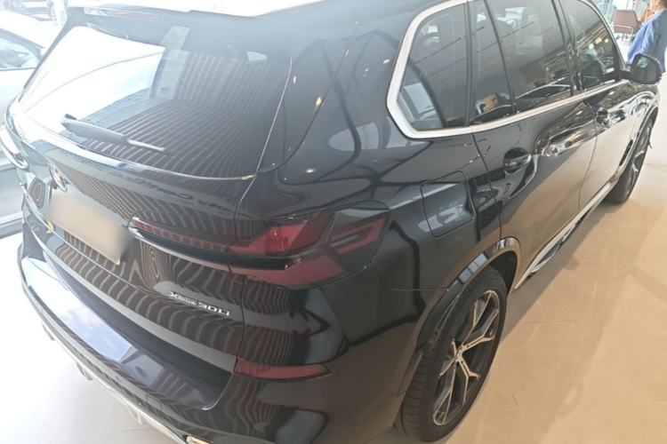 Used BMW X5 2023 xDrive 30Li Luxury M Sport Package Rear Right 45 Deg