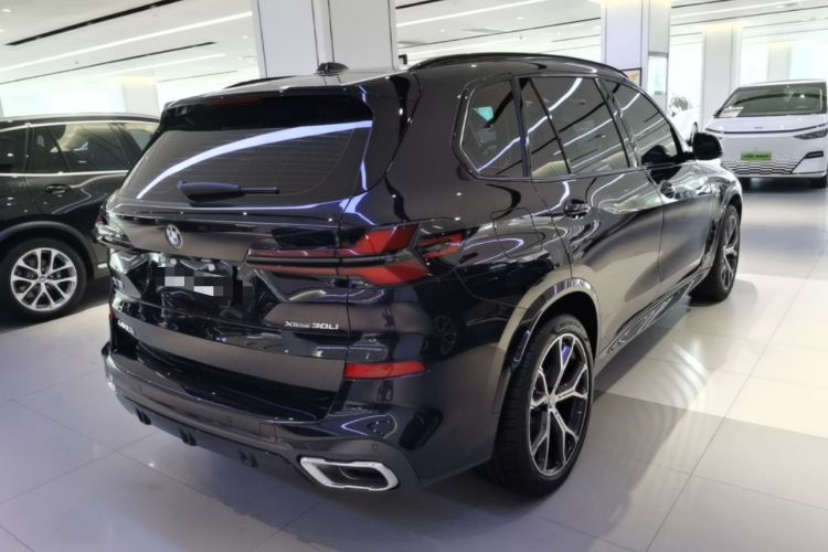 Used BMW X5 2023 xDrive 30Li Luxury M Sport Night Edition Package Rear Right 45 Deg