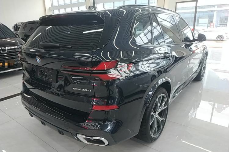 Used BMW X5 2023 xDrive 30Li Luxury M Sport Package Rear Right 45 Deg