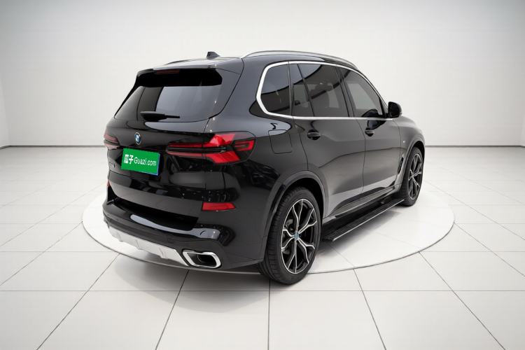 Used BMW X5 2023 xDrive 30Li Luxury M Sport Package Rear Right 45 Deg