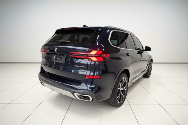 Used BMW X5 2023 xDrive 30Li Luxury M Sport Package Rear Right 45 Deg