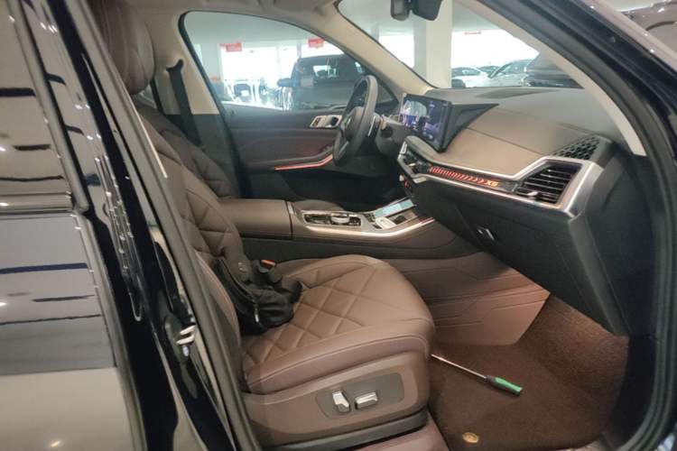 Used BMW X5 2023 xDrive 30Li Luxury M Sport Night Edition Package Right Front Seat