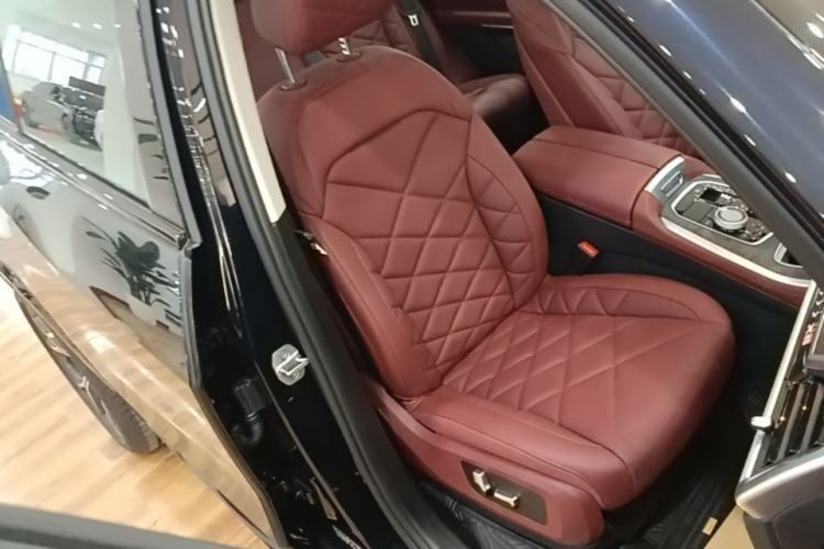 Used BMW X5 2023 xDrive 30Li Luxury M Sport Night Edition Package Right Front Seat