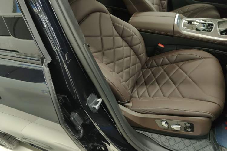 Used BMW X5 2023 xDrive 40Li M Sport Night Edition Package Right Front Seat