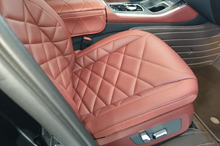 Used BMW X5 2023 xDrive 30Li Luxury M Sport Night Edition Package Right Front Seat