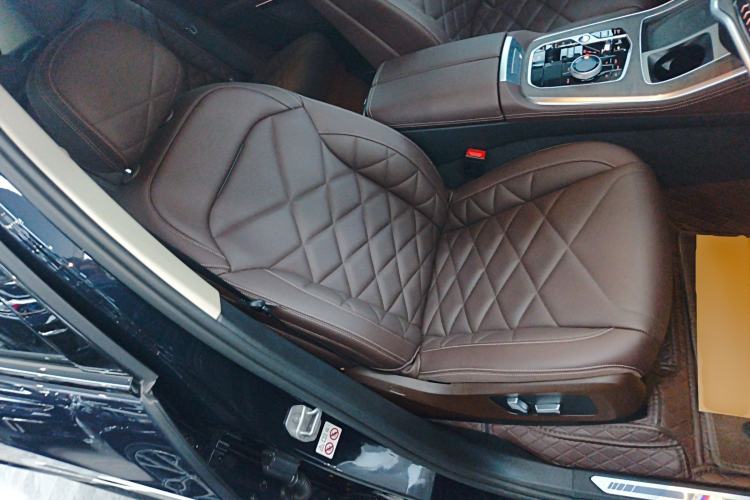 Used BMW X5 2023 xDrive 30Li Luxury M Sport Night Edition Package Right Front Seat