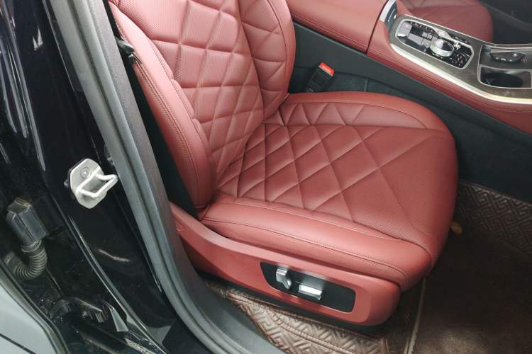 Used BMW X5 2023 xDrive 30Li Luxury M Sport Night Edition Package Right Front Seat