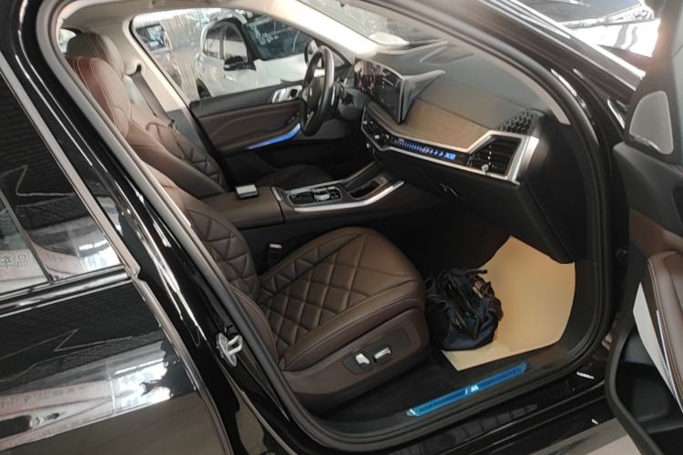 Used BMW X5 2023 xDrive 30Li Luxury M Sport Night Edition Package Right Front Seat