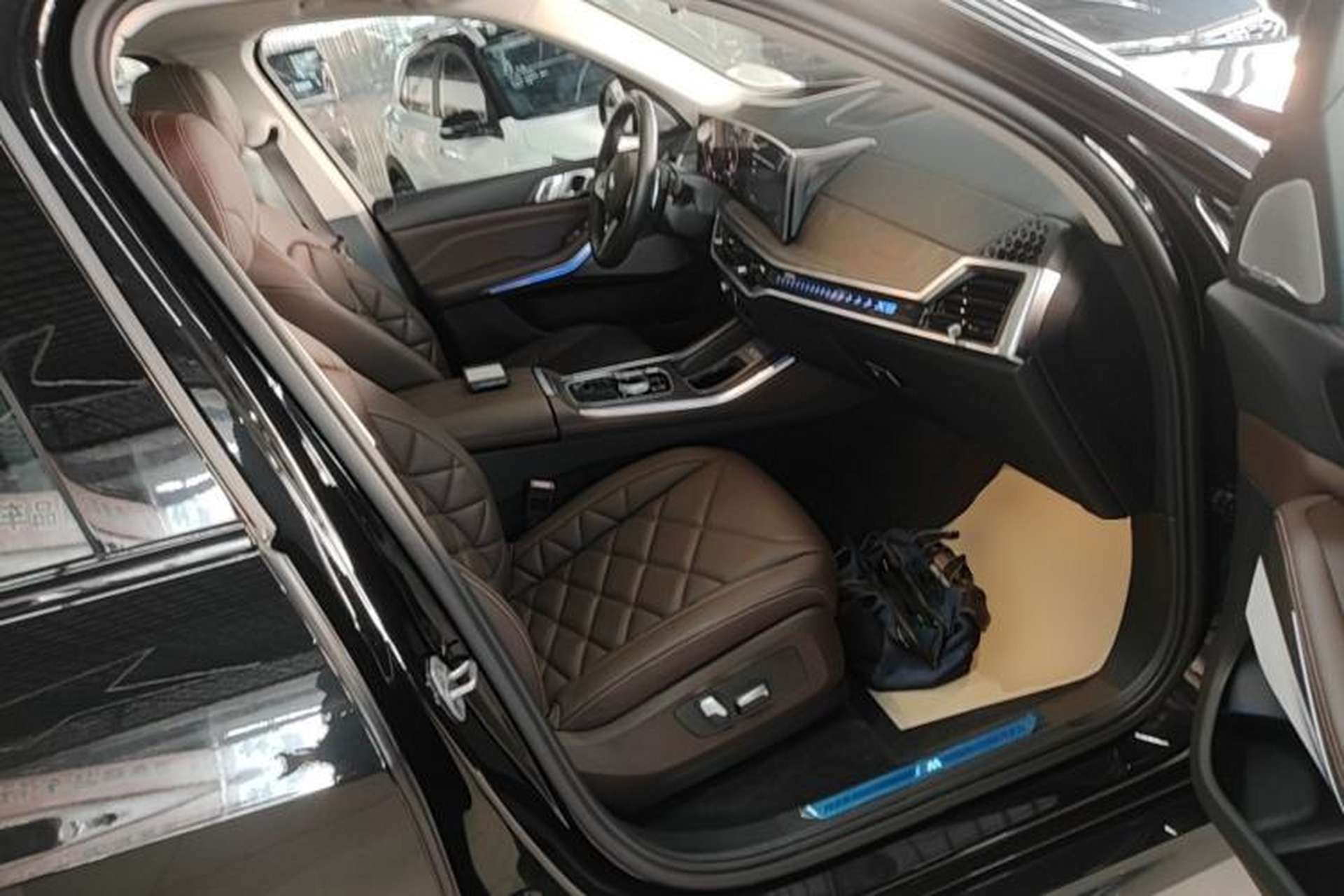 Used BMW X5 2023 xDrive 30Li Luxury M Sport Night Edition Package Right Front Seat