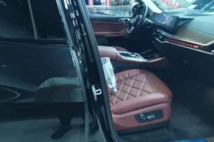 Used BMW X5 2023 xDrive 30Li Luxury M Sport Night Edition Package Right Front Seat