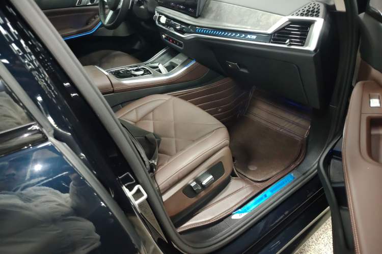 Used BMW X5 2023 xDrive 30Li Luxury M Sport Night Edition Package Right Front Seat