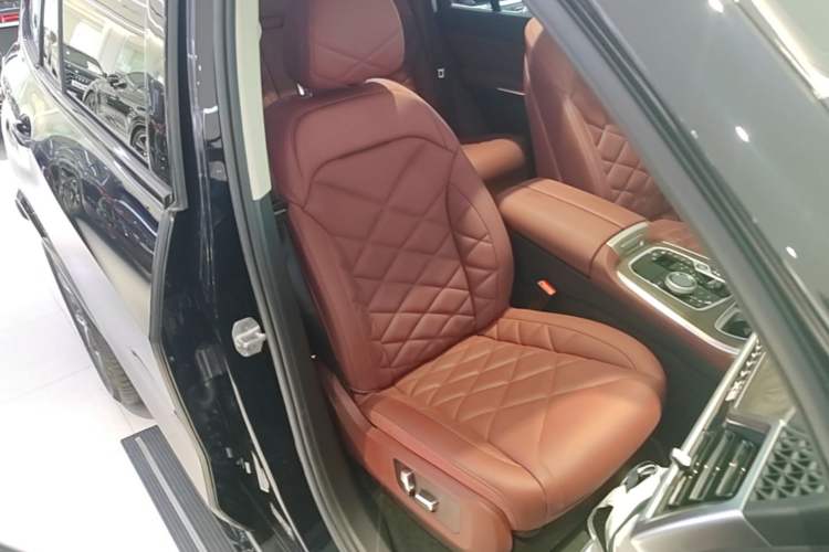 Used BMW X5 2023 xDrive 30Li Luxury M Sport Night Edition Package Right Front Seat