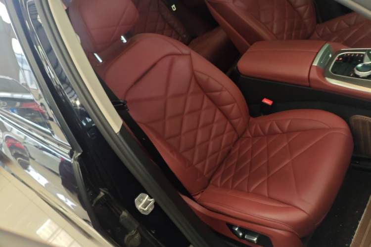 Used BMW X5 2023 xDrive 30Li Luxury M Sport Night Edition Package Right Front Seat