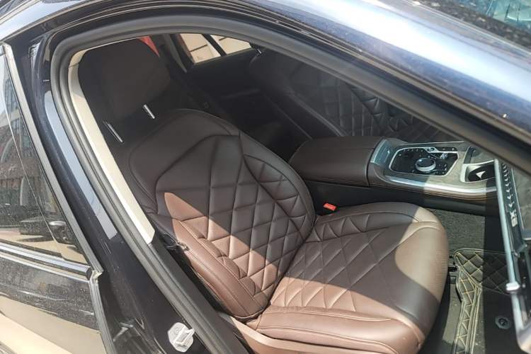 Used BMW X5 2023 xDrive 30Li Luxury M Sport Night Edition Package Right Front Seat