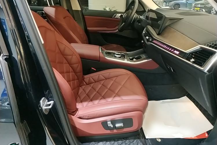Used BMW X5 2023 xDrive 30Li Luxury M Sport Night Edition Package Right Front Seat