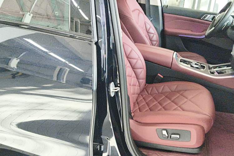 Used BMW X5 2023 xDrive 30Li Luxury M Sport Night Edition Package Right Front Seat