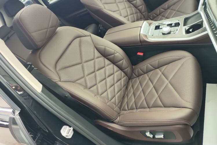 Used BMW X5 2023 xDrive 30Li Luxury M Sport Night Edition Package Right Front Seat