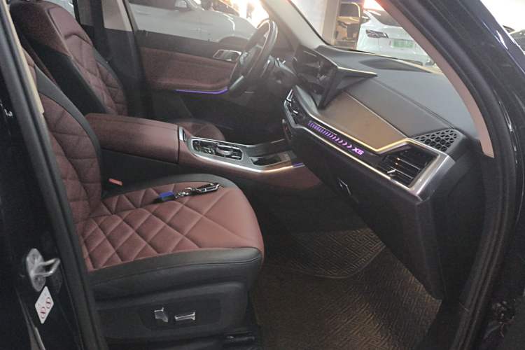Used BMW X5 2023 xDrive 30Li Luxury M Sport Night Edition Package Right Front Seat