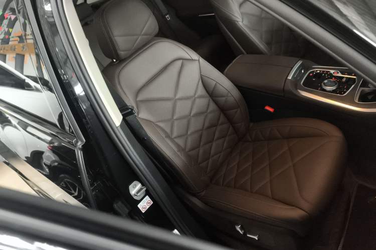 Used BMW X5 2023 xDrive 30Li Luxury M Sport Night Edition Package Right Front Seat