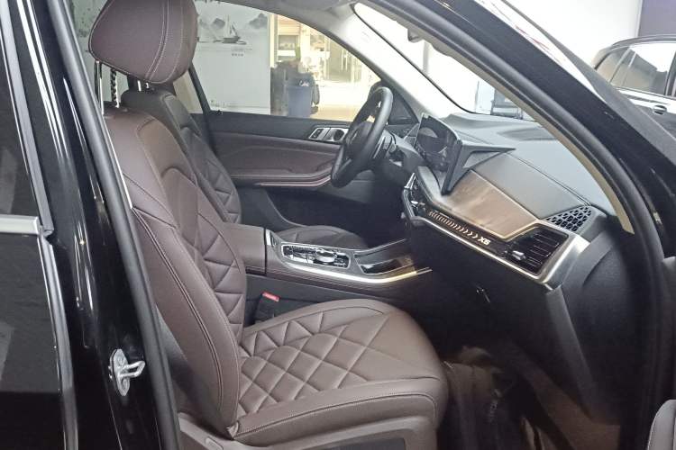 Used BMW X5 2023 xDrive 30Li M Sport Package Right Front Seat