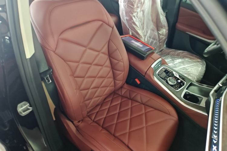 Used BMW X5 2023 xDrive 30Li Luxury M Sport Night Edition Package Right Front Seat