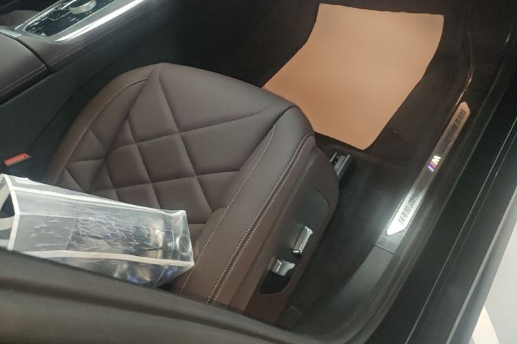 Used BMW X5 2023 xDrive 30Li Luxury M Sport Night Edition Package Right Front Seat