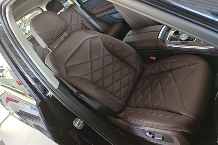 Used BMW X5 2023 xDrive 30Li Luxury M Sport Package Right Front Seat