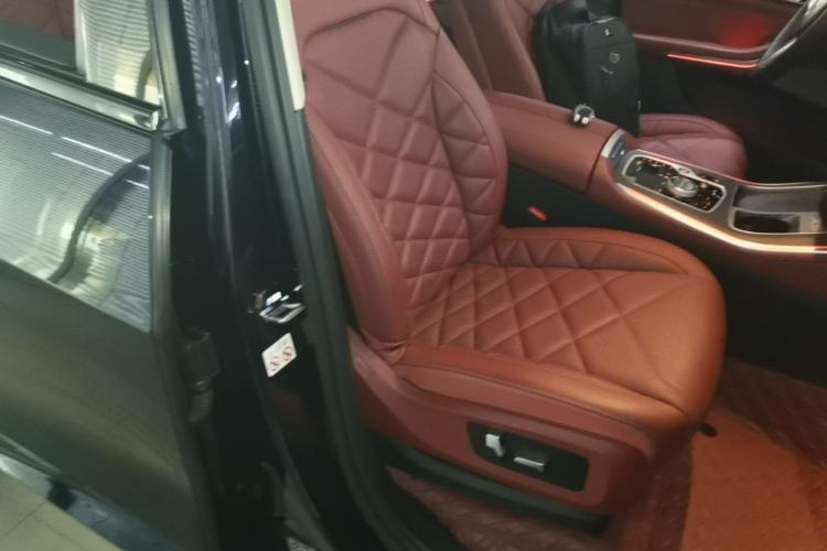 Used BMW X5 2023 xDrive 30Li Luxury M Sport Night Edition Package Right Front Seat