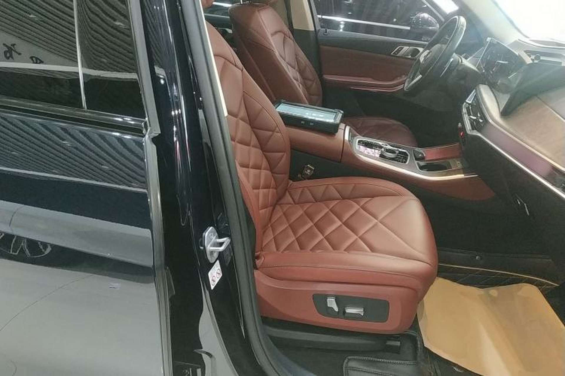 Used BMW X5 2023 xDrive 30Li Luxury M Sport Night Edition Package Right Front Seat
