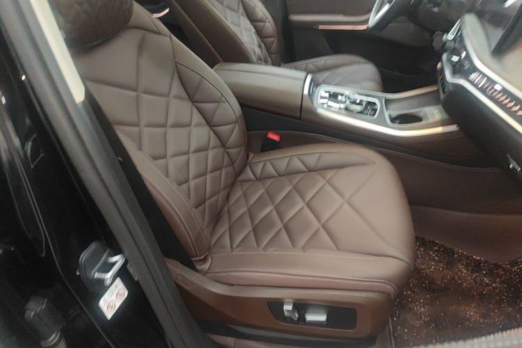 Used BMW X5 2023 xDrive 30Li Luxury M Sport Night Edition Package Right Front Seat