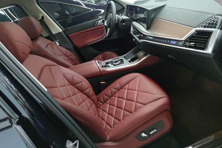 Used BMW X5 2023 xDrive 30Li Luxury M Sport Night Edition Package Right Front Seat