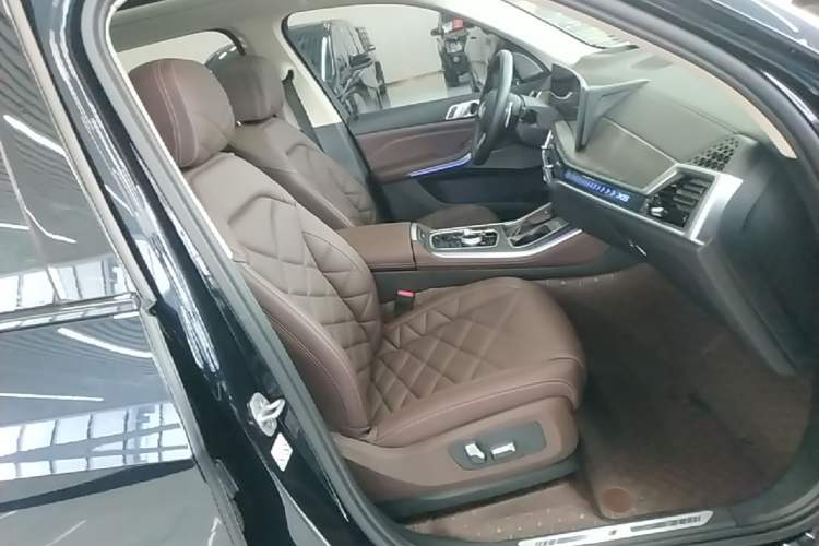 Used BMW X5 2023 xDrive 30Li Luxury M Sport Package Right Front Seat