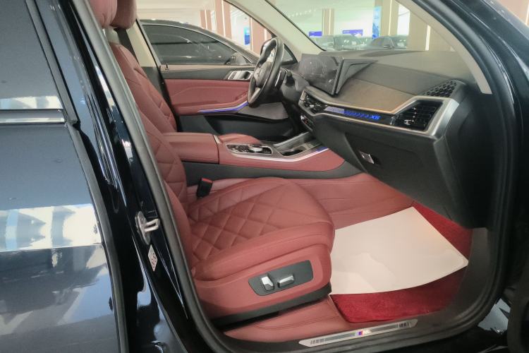Used BMW X5 2023 xDrive 30Li Luxury M Sport Night Edition Package Right Front Seat