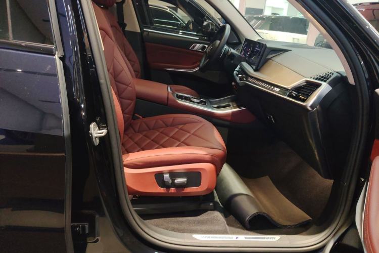 Used BMW X5 2023 xDrive 30Li Luxury M Sport Night Edition Package Right Front Seat