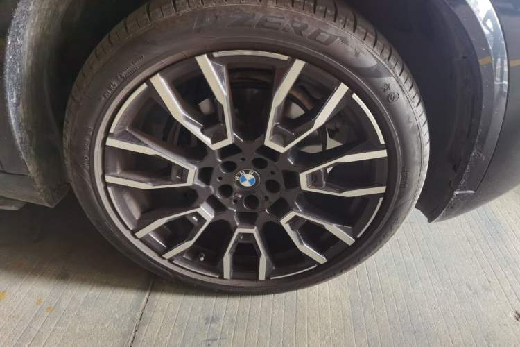 Used BMW X5 2023 xDrive 40Li M Sport Night Edition Package Right Front Wheel Hub