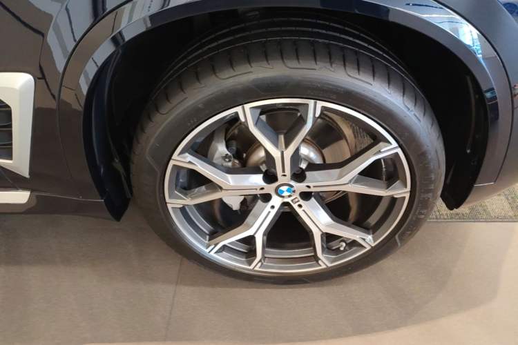 Used BMW X5 2023 xDrive 30Li Luxury M Sport Package Right Front Wheel Hub