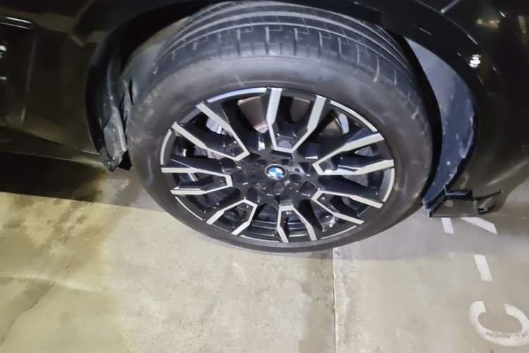 Used BMW X5 2023 xDrive 40Li M Sport Night Edition Package Right Front Wheel Hub