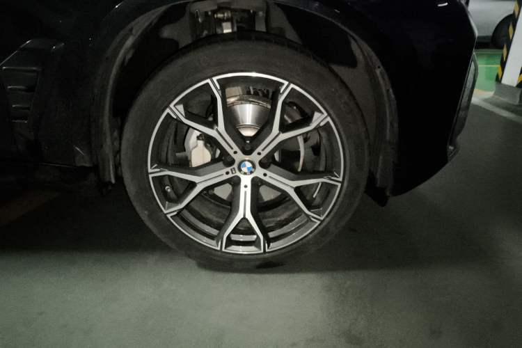 Used BMW X5 2023 xDrive 30Li Luxury M Sport Night Edition Package Right Front Wheel Hub