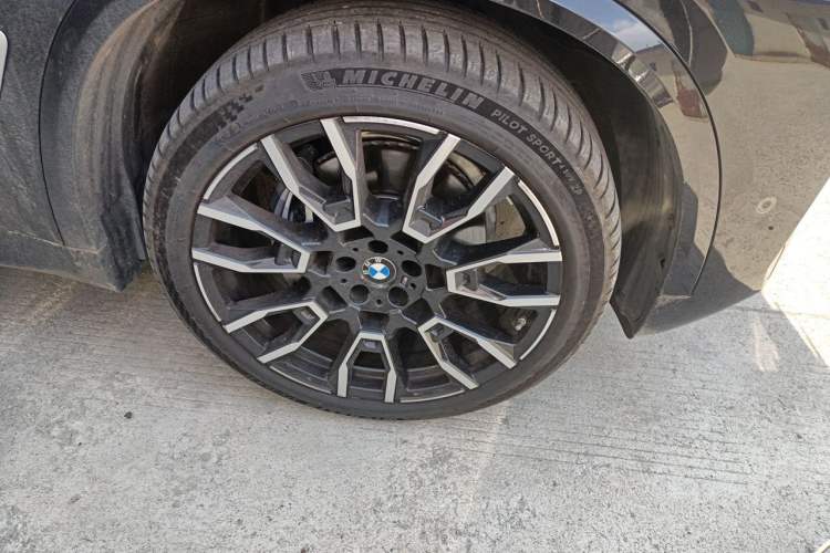 Used BMW X5 2023 xDrive 40Li M Sport Package Right Front Wheel Hub
