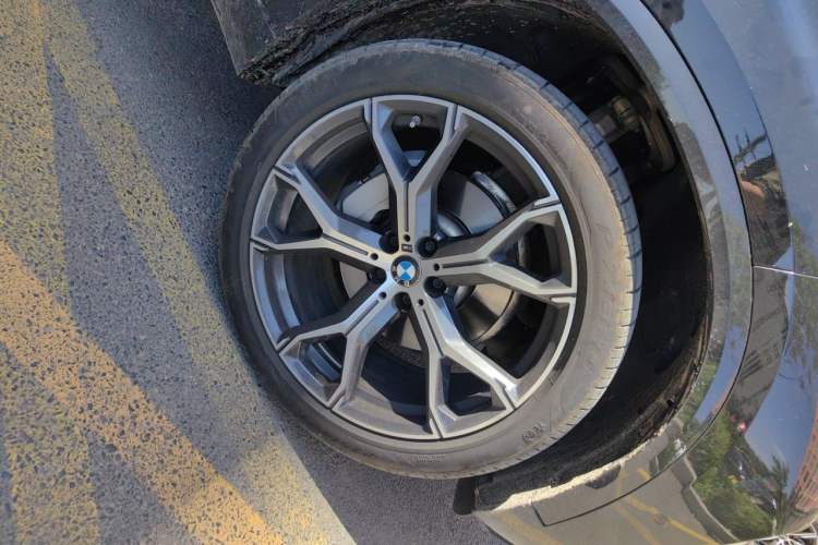 Used BMW X5 2023 xDrive 30Li Luxury M Sport Night Edition Package Right Front Wheel Hub