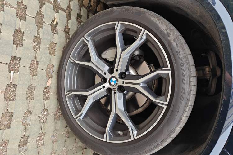 Used BMW X5 2023 xDrive 30Li Luxury M Sport Night Edition Package Right Front Wheel Hub