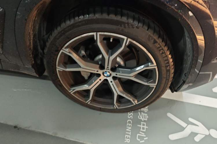 Used BMW X5 2023 xDrive 30Li Luxury M Sport Night Edition Package Right Front Wheel Hub