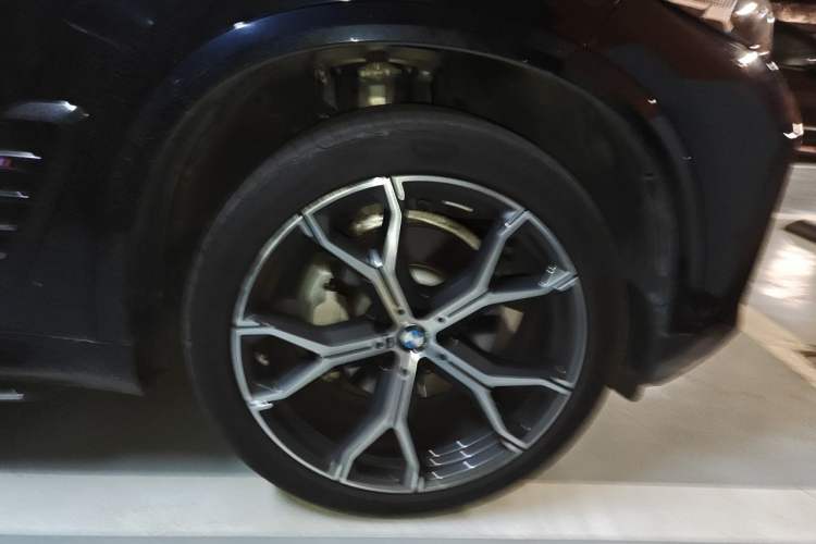 Used BMW X5 2023 xDrive 30Li Luxury M Sport Night Edition Package Right Front Wheel Hub