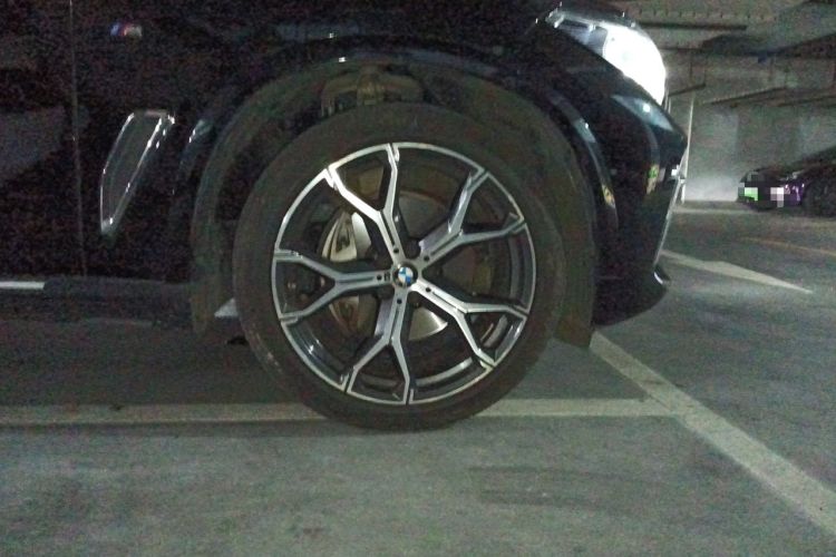 Used BMW X5 2023 xDrive 40Li M Sport Package Right Front Wheel Hub