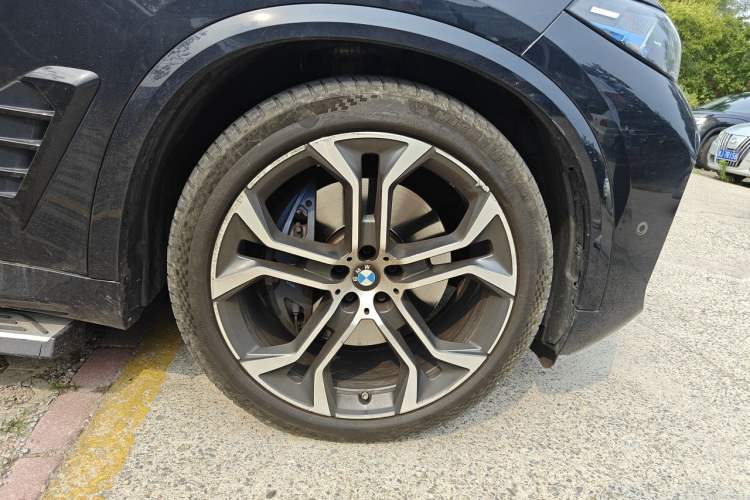 Used BMW X5 2023 xDrive 40Li Luxury Edition M Sport Night Vision Package Right Front Wheel Hub