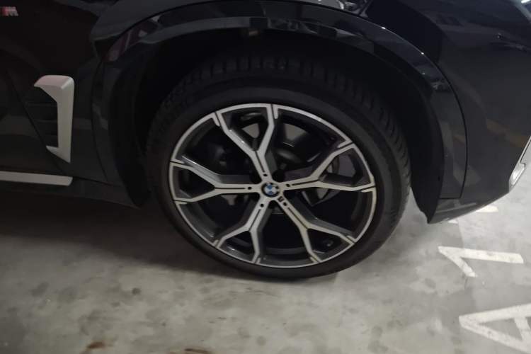 Used BMW X5 2023 xDrive 30Li Luxury M Sport Package Right Front Wheel Hub