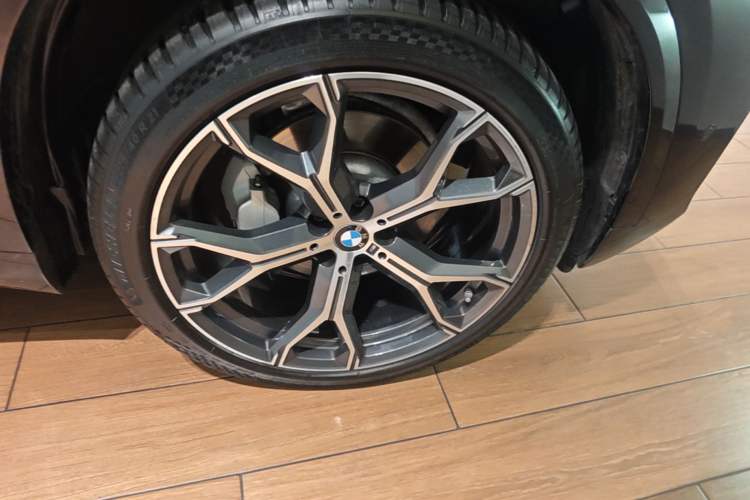 Used BMW X5 2023 xDrive 30Li Luxury M Sport Package Right Front Wheel Hub